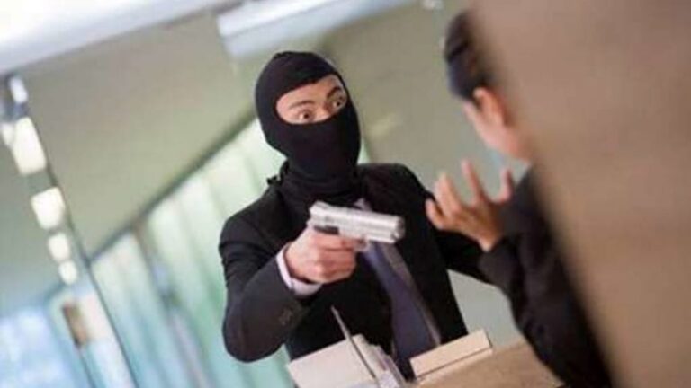 La rapina in banca fallisce, ma il direttore viene aggredito