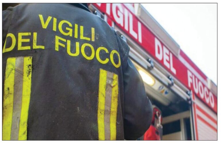 Tre auto prendono fuoco In una un corpo carbonizzato